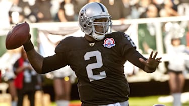 Oakland Raiders Quarterback JaMarcus Russell 2 läuft an Kansas City Chiefs Defensive End Andy Studebaker 96 vorbei im Oakland-Alameda County Coliseum in Oakland, California.