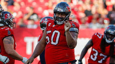 Tampa Bay Buccaneers Defensive Tackle Vita Vea (50) feiert einen Sack gegen die Las Vegas Raiders.