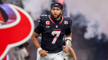 Houston Texans Quarterback C.J. Stroud (7) läuft aufs Feld vor einem NFL-Spiel.