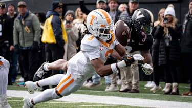 Vanderbilt Commodores Wide Receiver Junior Sherrill (#0) bekommt einen Passversuch von Tennessee Volunteers Defensive Back Jermod McCoy (#3) in der ersten Halbzeit verteidigt in Nashville, Tennessee