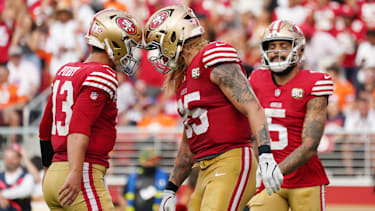 San Francisco 49ers Quarterback Brock Purdy (13) und Tight End George Kittle (85) feiern einen Touchdown gegen die Denver Broncos.