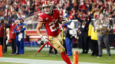 NFL, American Football Herren, USA Carolina Panthers at San Francisco 49ers Nov 24, 2025; Santa Clara, California, USA; San Francisco 49ers running back Christian McCaffrey (23) rushes for a touchdown against the Carolina Panthers during the second half at Levi s Stadium. Santa Clara Levi s Stadium California USA, EDITORIAL USE ONLY PUBLICATIONxINxGERxSUIxAUTxONLY Copyright: xKelleyxLxCoxx 20251124_mcd_ax5_100
