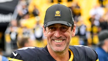Quarterback Aaron Rodgers von den Pittsburgh Steelers verlässt lächelnd das Spielfeld (NFL, American Football, USA)