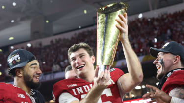 Indiana quarterback Fernando Mendoza (15) raises the winners trophy after the Hoosiers defeated the Miami Hurricanes 27-21 in the NCAA, College League, USA College Football Championship game at Hard Rock Stadium in Miami, Florida, on Monday, January 19, 2026. PUBLICATIONxNOTxINxUSA MIA20260119881 AARONxJOSEFCZYK