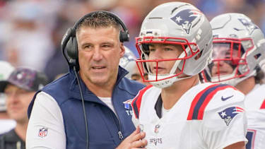 NFL, American Football Herren, USA New England Patriots at Tennessee Titans Oct 19, 2025; Nashville, Tennessee, USA; New England Patriots coach Mike Vrabel talks to quarterback Drake Maye (10) during the second quarter at Nissan Stadium. Nashville Nissan Stadium Tennessee USA, EDITORIAL USE ONLY PUBLICATIONxINxGERxSUIxAUTxONLY Copyright: xAndrewxNellesx 20251019_jcd_usa_0227