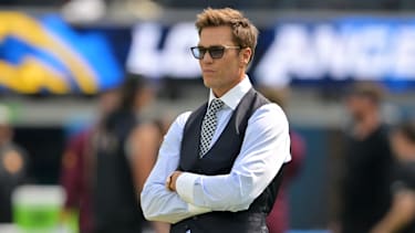 Tom Brady vor einem Spiel der Los Angeles Chargers gegen die Washington Commanders.