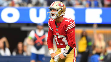 San Francisco 49ers Quarterback Brock Purdy (13) feiert nach einem Touchdown beim Spiel der San Francisco 49ers gegen die Los Angeles Rams im SoFi Stadium in Inglewood, CA.