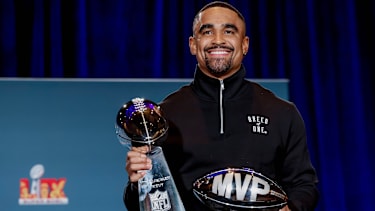 Philadelphia Eagles Quarterback Jalen Hurts mit der Vince Lombardi Trophy und der Super-Bowl-MVP-Auszeichnung.