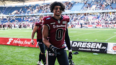 Defensive Back Tony Anderson neben dem Feld bei einem Spiel von Rhein Fire.