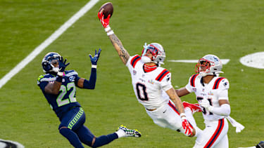 New England Patriots Cornerback Christian Gonzalez (#0) wehrt im Super Bowl LX 2026 einen Passversuch auf Seattle Seahawks Wide Receiver Rashid Shaheed (#22) im Levi’s Stadium in Santa Clara, Kalifornien, ab