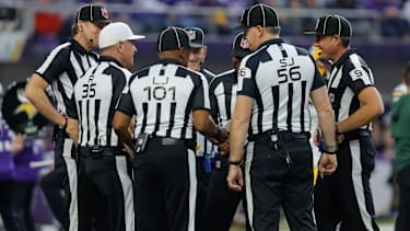 Schiedsrichter der National Football League (NFL) kommen beim Spiel der Green Bay Packers gegen die Minnesota Vikings zusammen.