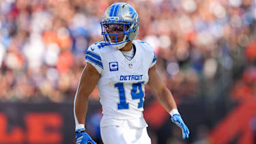 Wide Receiver Amon-Ra St. Brown #14 von den Detroit Lions stellt sich auf beim Spiel gegen die Cincinnati Bengals im Paycor Stadium in Cincinnati, Ohio.