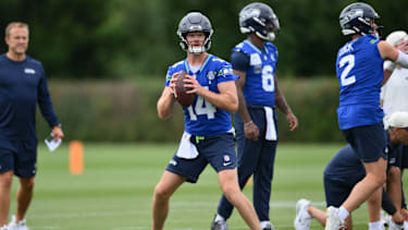 Seattle Seahawks Quarterback Sam Darnold (14) beim ersten Training des Trainingscamps.