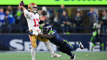 San Francisco 49ers Quarterback Brock Purdy (13) wirft kurz vor einem Sack gegen die Seattle Seahawks.