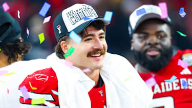 Linebacker Jacob Rodriguez von den Texas Tech Red Raiders jubelt nach dem Spiel gegen die BYU Cougars im AT&amp;T Stadium in Arlington