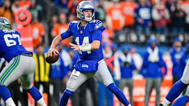 Seattle Seahawks Quarterback Sam Darnold (14) wirft im ersten Viertel des NFL-Spiels gegen die Denver Broncos am 15. Oktober 2026 im Empower Field at Mile High in Denver, Colorado, einen Pass.