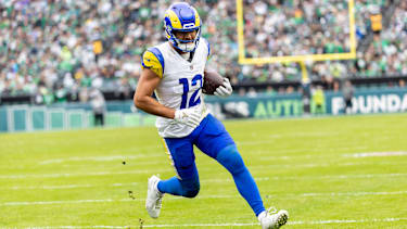 Los Angeles Rams Wide Receiver Puka Nacua (12) läuft im zweiten Viertel des NFL-Spiels gegen die Philadelphia Eagles im Lincoln Financial Field in Philadelphia zum Touchdown.