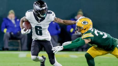 DeVonta Smith (links) fängt den entscheidenden 36-Yard-Touchdown-Pass von Jalen Hurts über Packers-Safety Evan Williams (rechts) hinweg - der einzige Touchdown der Eagles-Offense im frostigen Lambeau Field.