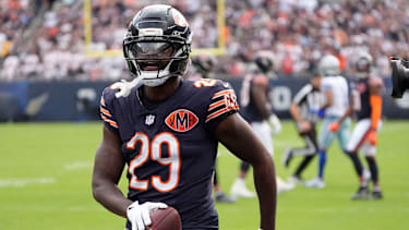 Chicago Bears Cornerback Tyrique Stevenson bei einem Turnover auf dem Feld gegen die Dallas Cowboys.