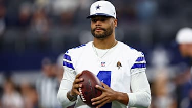 Dallas-Cowboys-Quarterback Dak Prescott (4) vor dem Spiel gegen die Atlanta Falcons im AT&amp;T Stadium.