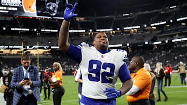 Dallas Cowboys Defensive Tackle Quinnen Williams #92 läuft nach dem Spiel gegen die Las Vegas Raiders vom Feld.