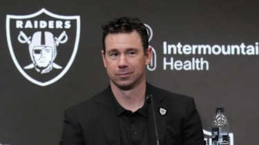 Head Coach Klint Kubiak von den Las Vegas Raiders bei einer Pressekonferenz im Intermountain Health Performance Center in Henderson