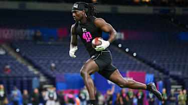 Emmanuel McNeil-Warren (#DB40) von Toledo nimmt an einer Übung während des NFL Scouting Combine 2026 im Lucas Oil Stadium am 27. Februar 2026 in Indianapolis, Indiana, teil.