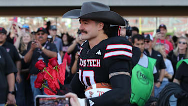 Texas Tech Red Raiders Linebacker Jacob Rodriguez (10) vor dem Spiel eggen die Central Florida Knights im Jones AT&amp;T Stadium.