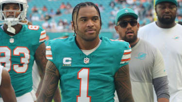 Miami-Dolphins-Quarterback Tua Tagovailoa (1) verlässt nach dem Aufwärmen vor dem Spiel zwischen den Cincinnati Bengals und den Miami Dolphins am Sonntag das Spielfeld.