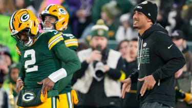 NFL, American Football Herren, USA Baltimore Ravens at Green Bay Packers Dec 27, 2025; Green Bay, Wisconsin, USA; Green Bay Packers quarterback Malik Willis (2) and Green Bay Packers quarterback Jordan Love (10) do a handshake during warmups prior to the game against the Baltimore Ravens at Lambeau Field. Green Bay Lambeau Field Wisconsin USA, EDITORIAL USE ONLY PUBLICATIONxINxGERxSUIxAUTxONLY Copyright: xKaylaxWolfx 20251227_rgo_gh1_015