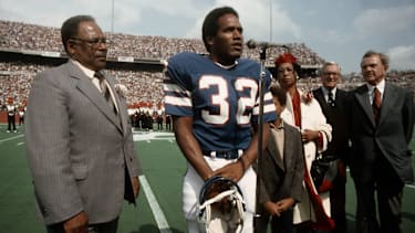 Running Back O. J. Simpson hält zum Abschied seiner zehnjährigen Karriere im Trikot seines ersten Teams, den Buffalo Bills, eine Rede.