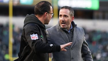 Pennsylvanias Gouverneur Josh Shapiro spricht mit Philadelphia Eagles General Manager Howie Roseman während der Aufwärmphase des NFC Wild Card Round Spiels gegen die San Francisco 49ers im Lincoln Financial Field.