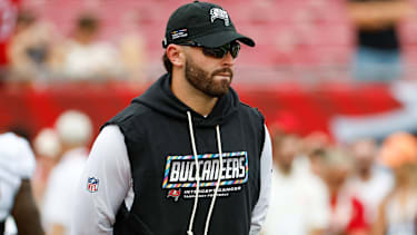 Tampa Bay Buccaneers Quarterback Baker Mayfield beobachtet vor dem NFL-Spiel gegen die Green Bay Packers im Raymond James Stadium in Tampa seine Teamkollegen beim Aufwärmen.