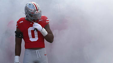 Ohio State Linebacker Sonny Styles läuft durch den Nebel bei einem Ligaspiel der Buckeyes.