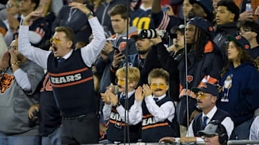 Eine Gruppe von Fans verkleidet sich während des 30:24-Siegs der Chicago Bears gegen die New England Patriots am 22. Oktober 2026 im Soldier Field in Chicago als Mike Ditka.