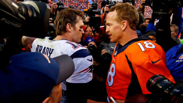 Tom Brady und Peyton Manning sehen sich in die Augen.
