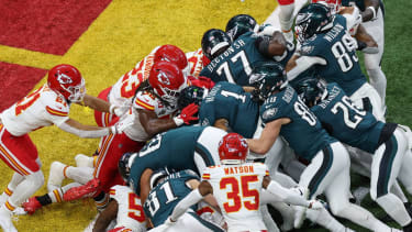 Jalen Hurst von den Phialdelphia Eagles bei einem "Tush Push"