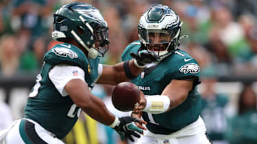 Philadelphia Eagles Quarterback Jalen Hurts (1) übergibt in der ersten Halbzeit des NFL-Spiels gegen die Washington Commanders im Lincoln Financial Field den Ball an Running Back Saquon Barkley (26).