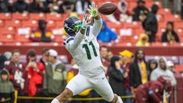 Seattle Seahawks Wide Receiver Jaxon Smith-Njigba (11) fängt einen Ball.