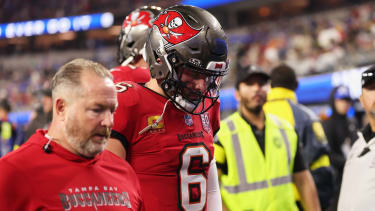 NFL, American Football Herren, USA Tampa Bay Buccaneers at Los Angeles Rams Nov 23, 2025; Inglewood, California, USA; Tampa Bay Buccaneers quarterback Baker Mayfield (6) walks off the field at halftime with an apparent injury against the Los Angeles Rams at SoFi Stadium. Inglewood SoFi Stadium California USA, EDITORIAL USE ONLY PUBLICATIONxINxGERxSUIxAUTxONLY Copyright: xKiyoshixMiox 20251123_rwe_ma1_0098