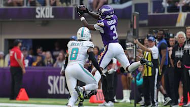 Jordan Addison fängt einen Ball gegen die Dolphins