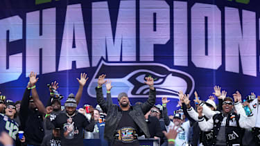 Seattle Seahawks Spieler Ernest Jones IV, Leonard Williams und Devon Witherspoon feiern den Super-Bowl-LX-Triumph bei der offiziellen Trophy-Zeremonie im Lumen Field in Seattle, Washington, USA
