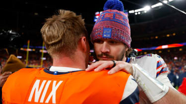 Josh Allen gratuliert Bo Nix zum Weiterkommen.