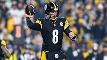 Pittsburgh Steelers Quarterback AARON RODGERS (8) wirft einen pass beim Spiel der Pittsburgh Steelers gegen die Houston Texans im Acrisure Stadium in Pittsburgh, Pennsylvania.