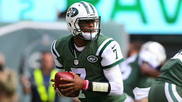 New-York-Jets-Quarterback Geno Smith (7) während des Spiels zwischen den New York Jets und den Baltimore Ravens im MetLife Stadium in East Rutherford, New Jersey.