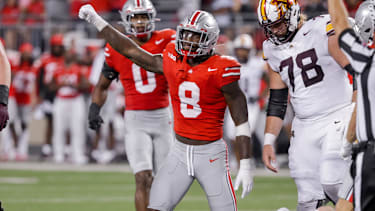 Ohio State Buckeyes Linebacker Arvell Reese (#8) feiert einen Stop bei einem vierten Versuch im Spiel gegen die Minnesota Golden Gophers im Ohio Stadium in Columbus, Ohio