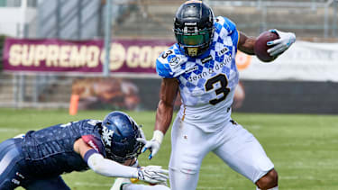 Wide Receiver Malik Stanley von den Munich Ravens im Duell mit Defensive Back Amir Kilani von den Paris Musketeers während des EFA-Spiels im Alpenbauer Sportpark in Unterhaching (American Football, Deutschland)