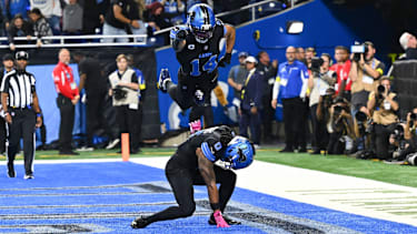 Jahmyr Gibbs und Amon-Ra St. Brown von den Detroit Lions feiern gemeinsam einen Touchdown im NFL-Duell gegen die Tampa Bay Buccaneers im Ford Field.