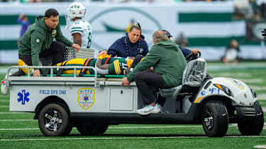 Green Bay Packers Wide Receiver Jayden Reed (11) wird während eines NFL-Spiels gegen die New York Jets im MetLife Stadium mit einem Cart vom Spielfeld gefahren.