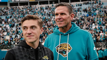Tony Boselli und General Manager James Gladstone von den Jacksonville Jaguars beobachten das Spiel gegen die Tennessee Titans im EverBank Stadium in Jacksonville